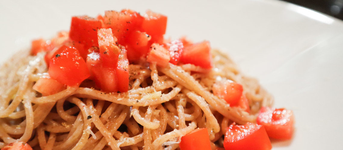 Spaghetti aglio olio mit Tomaten