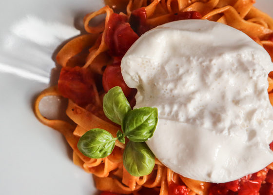 Tagliatelle mit Tomaten und Burrata