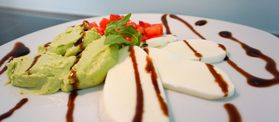 Avocadocreme mit Tomaten und Mozzarella