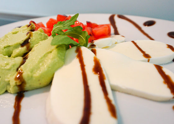 Avocadocreme mit Tomaten und Mozzarella