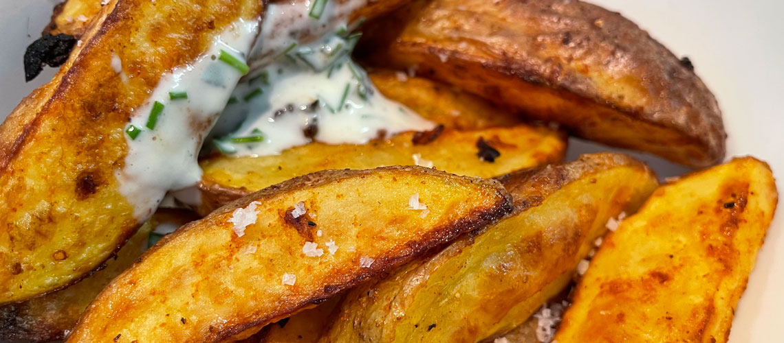 Knusprige Kartoffel-Wedges mit Sauerrahm-Dip | Südtirol schmeckt