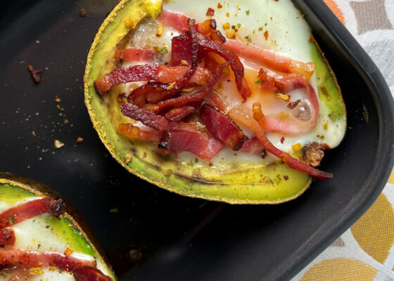 Gebackene Avocado mit Ei und Speck