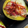 Gebackene Avocado mit Ei und Speck